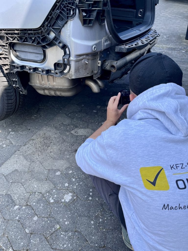 Kfz-Gutachter erstellt ein Kaskogutachten zur Schadensbezifferung nach einem Pkw-Unfall.