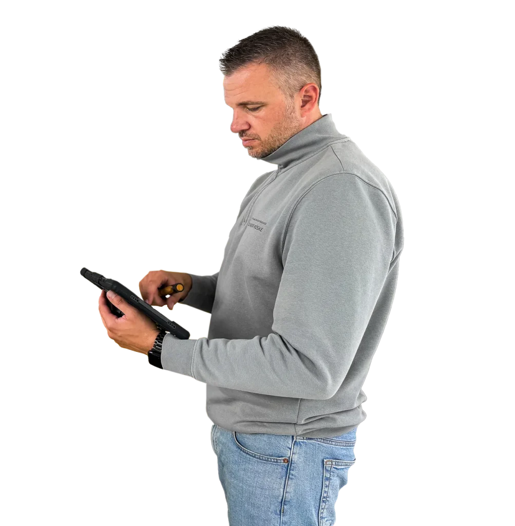 Kfz-Gutachter Oliver Röske erfasst Schadensdaten auf einem Tablet für die Gutachtenerstellung